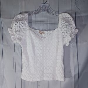 Monteau cropped fitted white lace sleeves V-neck top
